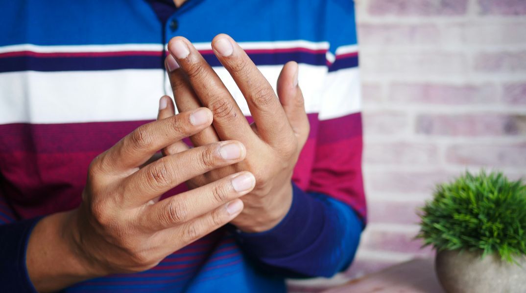 Δεν υπάρχει καμία θεραπεία για την αμυοτροφική πλευρική σκλήρυνση (ALS), ωστόσο υπάρχουν ορισμένες αγωγές που μπορούν να επιβραδύνουν την εξέλιξη της νόσου