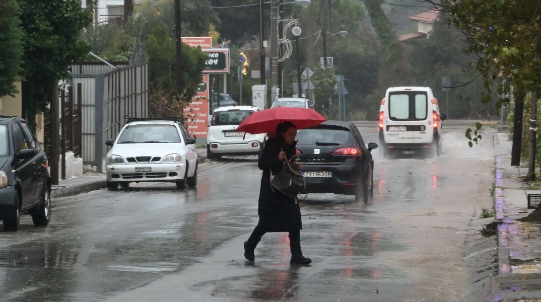 Καταιγίδες σε μεγάλο μέρος της χώρας με μορφή «σπασμένης γραμμής λαίλαπας» - Στο επίκεντρο η Αττική