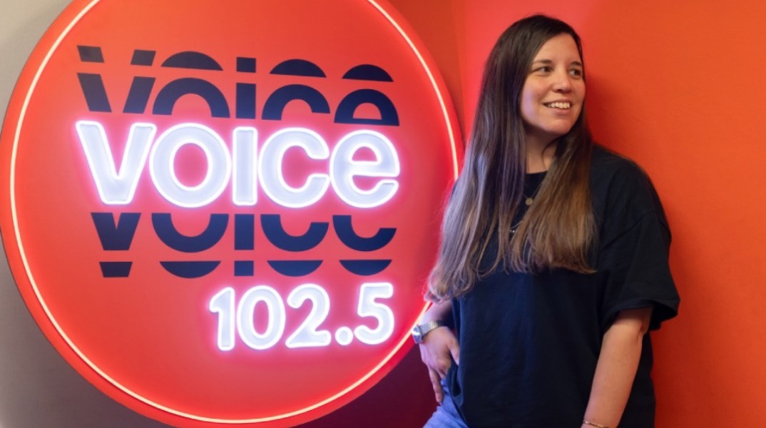 OXI AKOMA- Τι μουσική ακούει η ραδιοφωνική παραγωγός Τάνια Σκραπαλιώρη;