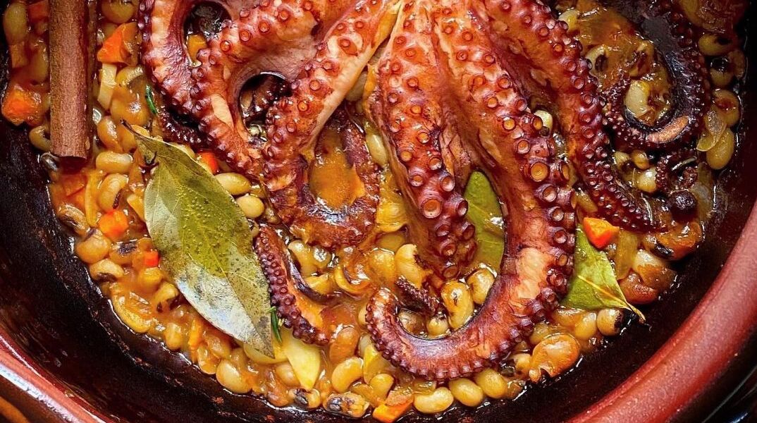 Χταποδάκι με μαυρομάτικα φασόλια στη γάστρα