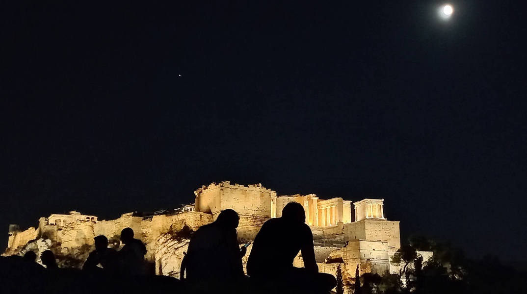 Υπερήφανοι οι Έλληνες για την Ιστορία και τον πολιτισμό, όχι για την οικονομία και το πολιτικό σύστημα