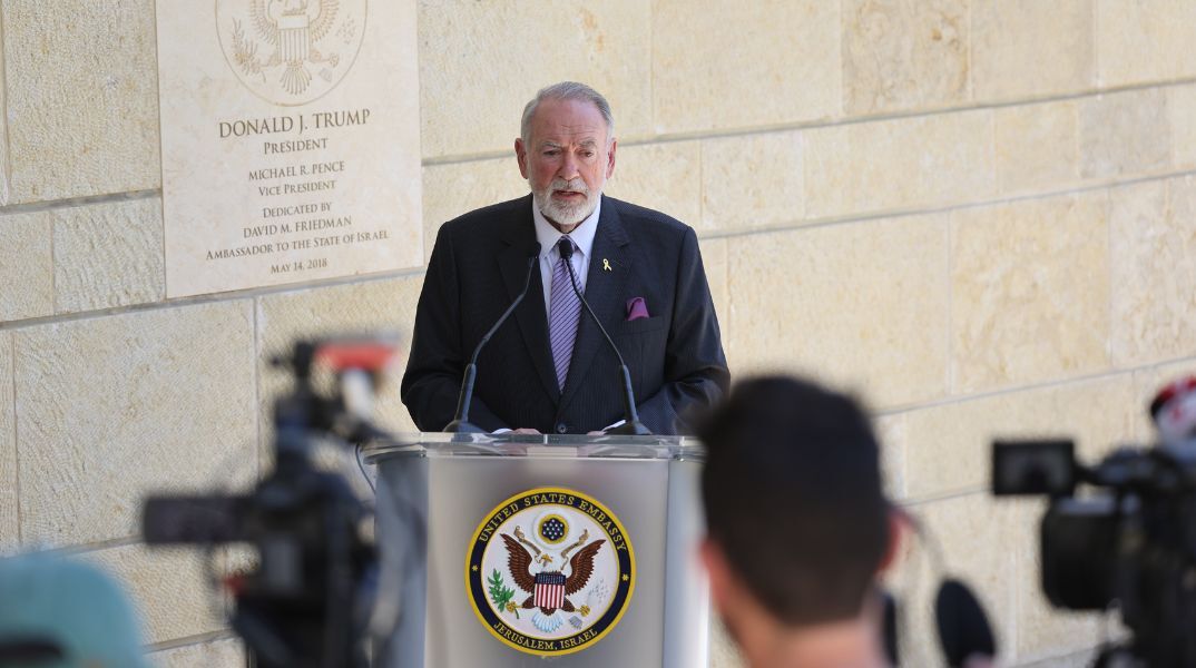 Ο Αμερικανός πρεσβευτής Μάικ Χάκαμπι δηλώνει ότι «θα ήταν εντάξει» αν το Ισραήλ καταλάμβανε όλα τα εδάφη της Μέσης Ανατολής, προκαλώντας αντιδράσεις.