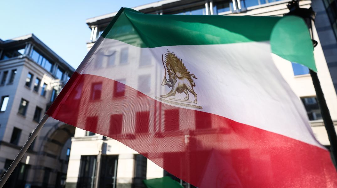 Το Ιράν ετοιμάζει αντιπρόταση για τα πυρηνικά - Ο Ντόναλντ Τραμπ απειλεί με στρατιωτικά πλήγματα αν δεν υπάρξει συμφωνία εντός 15 ημερών.