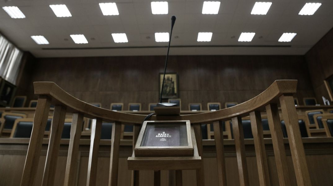 Συνελήφθη 39χρονη στην Κοζάνη που βιντεοσκοπούσε παράνομα ποινική δίκη - Το υλικό διαγράφηκε και η γυναίκα οδηγείται στη δικαιοσύνη