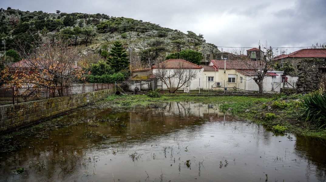 Σοβαρά προβλήματα στη Λήμνο από την κακοκαιρία - Πλημμύρες σε Μύρινα και επαρχιακό δίκτυο - Μήνυμα 112 καλεί τους κατοίκους να αποφεύγουν μετακινήσεις.