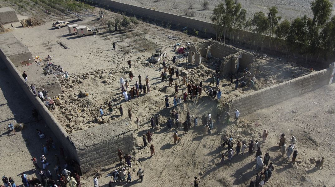 Το Πακιστάν έπληξε στόχους στο Αφγανιστάν - Οι Ταλιμπάν μιλούν για 18 νεκρούς, ενώ η Καμπούλ καταγγέλλει πλήγματα σε σπίτια και σχολείο.