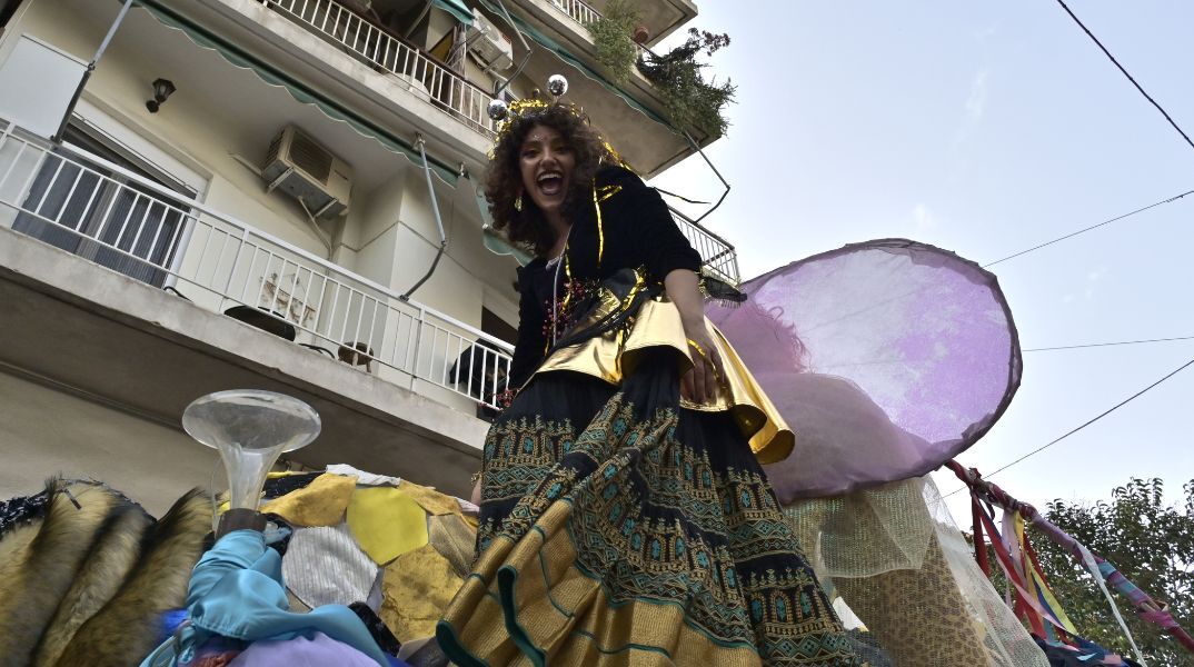 Κορυφώνονται οι απόκριες στην Αθήνα με μεγάλη παρέλαση στο κέντρο και πάρτι στην πλατεία Κοτζιά - Παραδοσιακό γλέντι και χαρταετοί στου Φιλοπάππου.