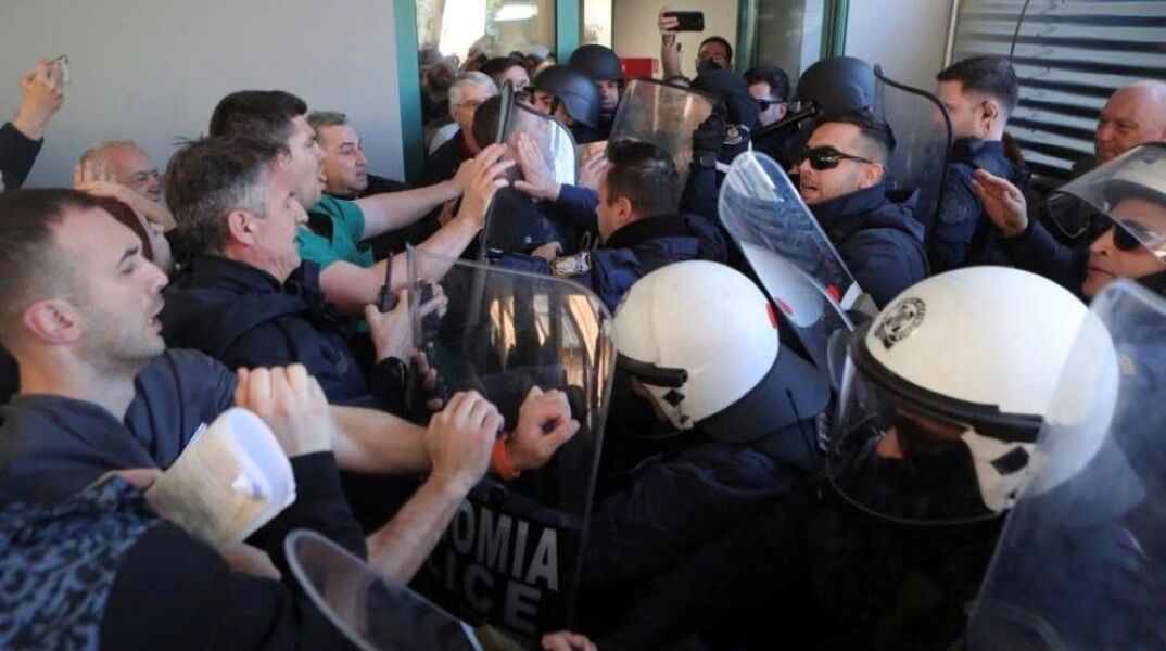 Σκηνή από τη σύγκρουση διαδηλωτών και ΜΑΤ έξω από τα ΤΕΠ του Γενικού Κρατικού Νίκαιας