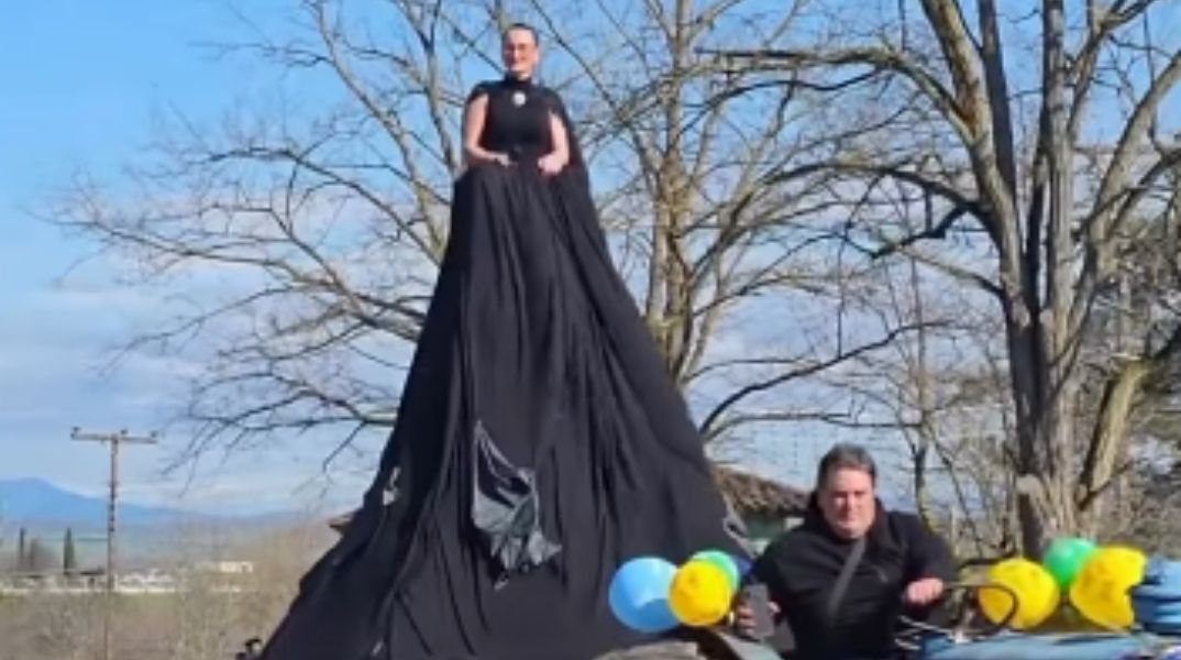 Άρμα αφιερωμένο στην Κλαυδία εμφανίστηκε σε καρναβαλική παρέλαση, με την ίδια να το μοιράζεται στα stories της και να προκαλεί διαδικτυακό ενδιαφέρον