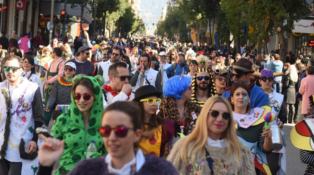 Live από την Πάτρα: Κορύφωση του καρναβαλιού με τη μεγάλη παρέλαση και 50.000 καρναβαλιστές - Το βράδυ η τελετή λήξης με κάψιμο του βασιλιά και πυροτεχνήματα.