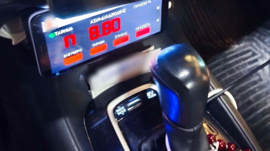 Βεβαίωση παράβασης σε οδηγό ταξί στη Θεσσαλονίκη για χρήση εφαρμογής αντί ταξίμετρου - Σε ελέγχους της Τροχαίας καταγράφηκαν 124 συνολικές παραβάσεις.