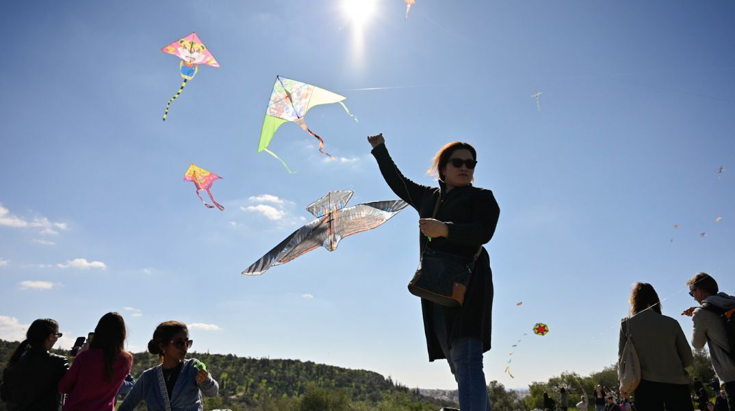 Καθαρά Δευτέρα: Πλημμύρισε από κόσμο ο λόφος Φιλοπάππου για το παραδοσιακό γλέντι του Δήμου Αθηναίων - Χαρταετοί, λαγάνες και σαρακοστιανά 