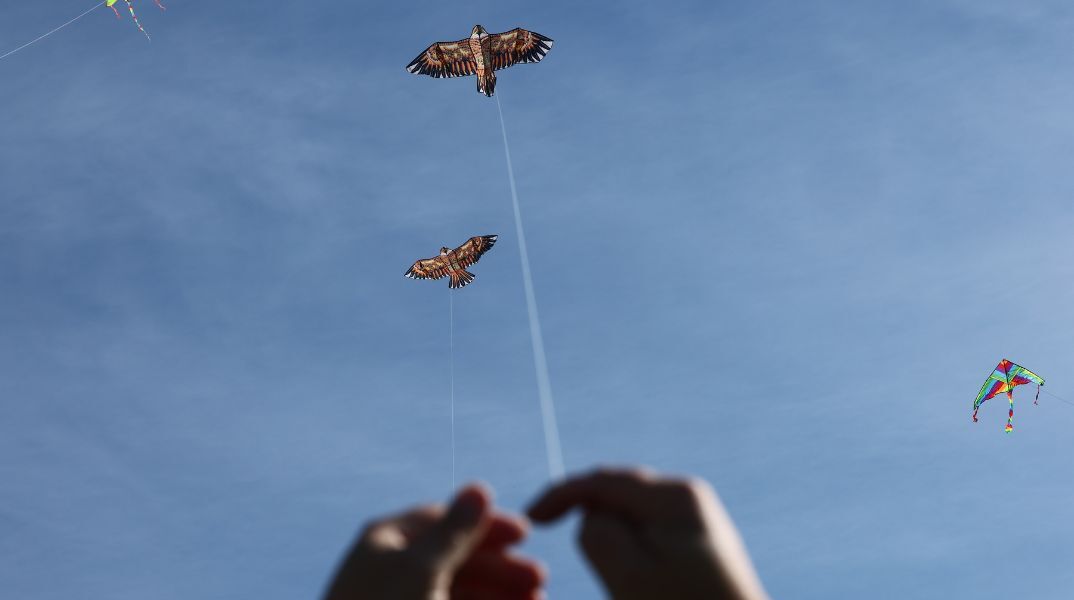 Θεσσαλονίκη: Πλήθος κόσμου γιόρτασε την Καθαρά Δευτέρα στο Σέιχ Σου - Με σαρακοστιανά και μουσική, η πόλη υποδέχθηκε τη Σαρακοστή