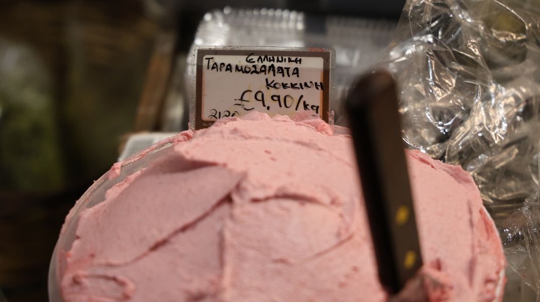 Με γεμάτη τη Βαρβάκειο και τις λαϊκές γιορτάζεται η Καθαρά Δευτέρα - Δείτε το ωράριο σε σούπερ μάρκετ, τις τιμές θαλασσινών και πού θα κάνετε ψώνια.