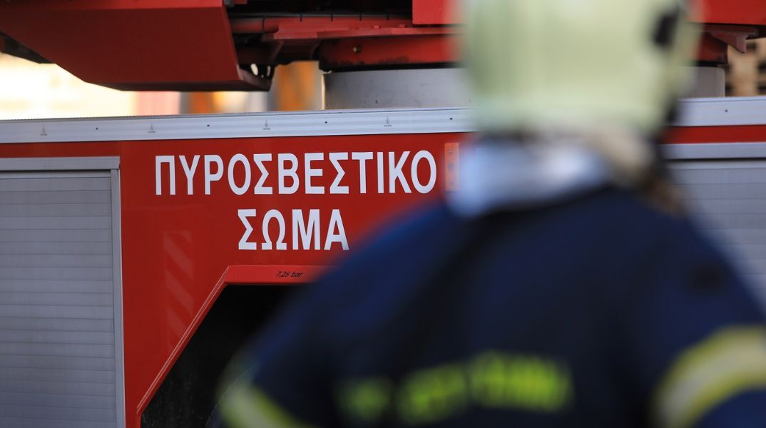 Υπό μερικό έλεγχο η φωτιά στο στρατόπεδο Κόδρα στη Θεσσαλονίκη - Επιχείρησαν 23 πυροσβέστες, χωρίς να υπάρξει κίνδυνος επέκτασης εκτός κτιρίου.