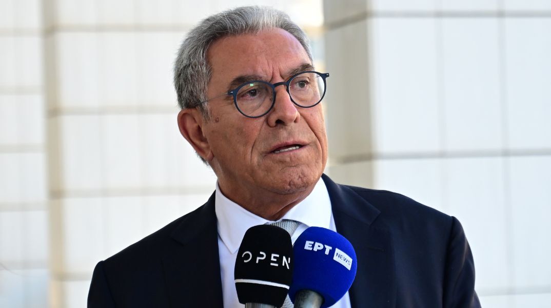 Ο δικηγόρος Βασίλης Καπερνάρος κατήγγειλε βανδαλισμό στο γραφείο του - Άγνωστοι έγραψαν συνθήματα στην είσοδο και πέταξαν τρικάκια