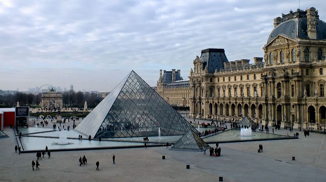 Παραιτήθηκε η διευθύντρια του Μουσείου του Λούβρου 4 μήνες μετά την «ληστεία του αιώνα»