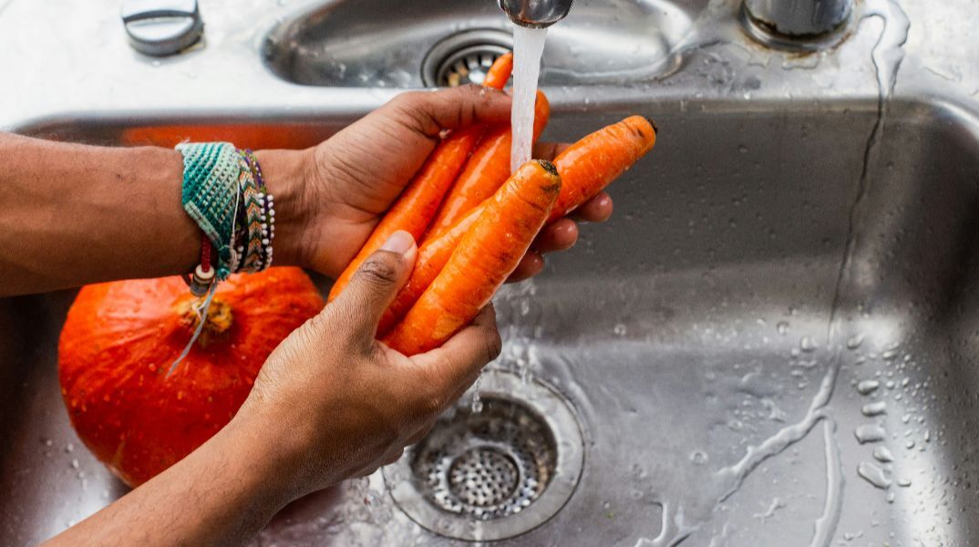 Πλένετε σωστά τα φρούτα και τα λαχανικά σας; - Μύθοι, υπερβολές και οι βασικοί κανόνες υγιεινής