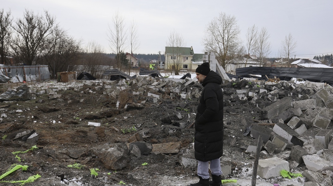 Άτομο σε ερειπωμένη περιοχή του Κιέβου εν μέσω πολέμου