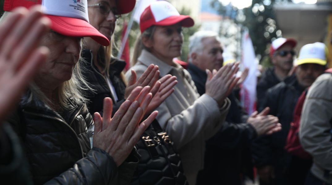 Οι εργαζόμενοι σε επισιτισμό και τουρισμό πραγματοποιούν πορεία στο Μέγαρο Μαξίμου, διεκδικώντας συλλογικές συμβάσεις και ενίσχυση του ταμείου ανεργίας.