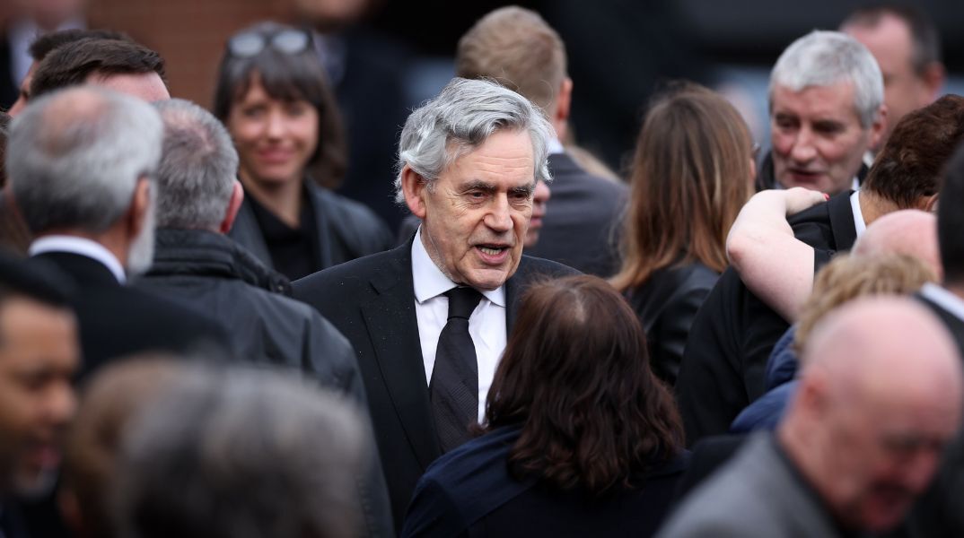 Ο Γκόρντον Μπράουν ηγείται των αποκαλύψεων για το σκάνδαλο Έπσταϊν στη Βρετανία, οδηγώντας σε συλλήψεις υψηλόβαθμων προσώπων και του πρίγκιπα Άντριου.