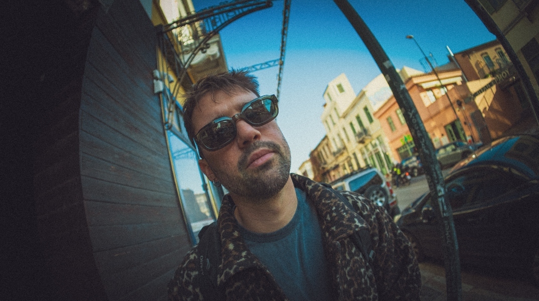 ΟΥΤΕΚΑΝ: Ο «Κομήτης» προλογίζει το άλμπουμ «Mono» με Turboflow3000 — Ο Γιώργος Καπής μιλάει για το νέο μουσικό project.