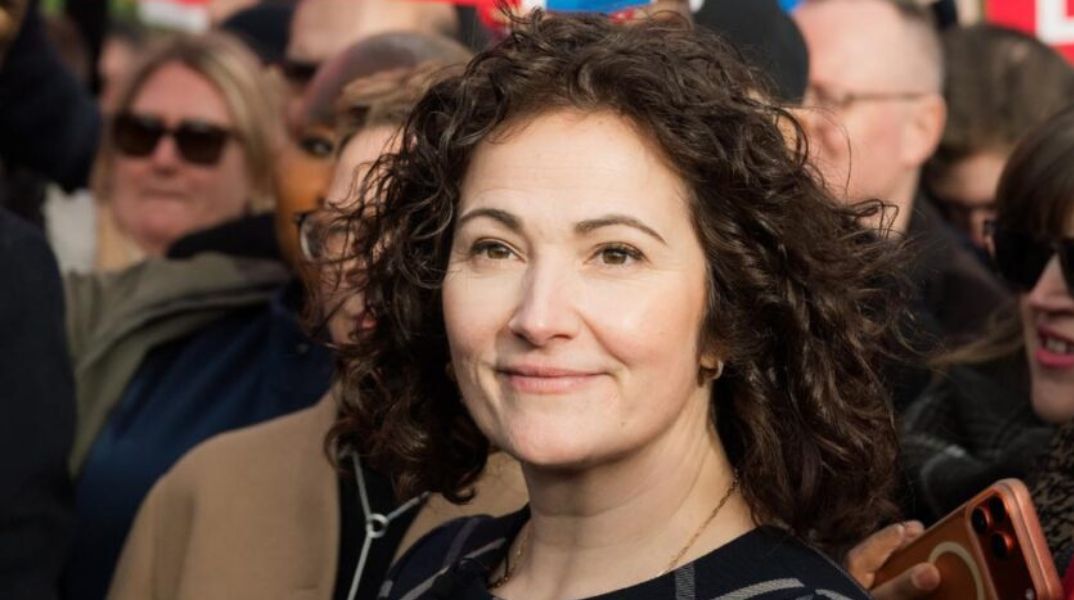 Η Ελληνίδα Αγγελική Στόγια από την Άρτα διεκδικεί έδρα στο Βρετανικό Κοινοβούλιο, σε μια κρίσιμη και αμφίρροπη εκλογική μάχη στο Μάντσεστερ.