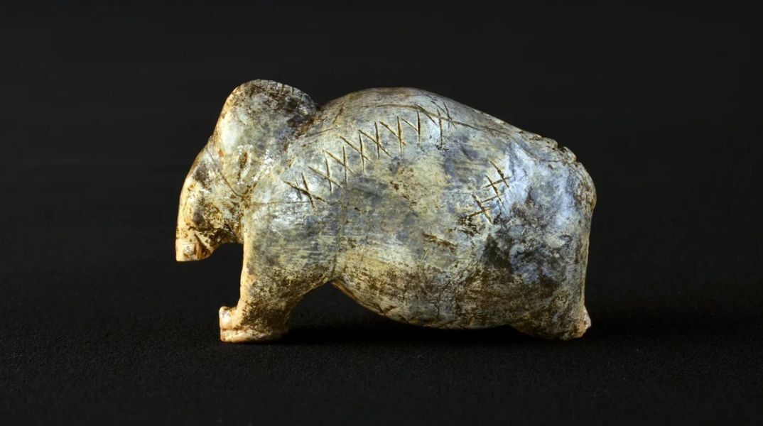 Ερευνητές ανακάλυψαν σύμβολα 45.000 ετών σε χαυλιόδοντες μαμούθ, ανατρέποντας την πεποίθηση ότι η γραφή γεννήθηκε πριν 5.000 χρόνια στη Μεσοποταμία.