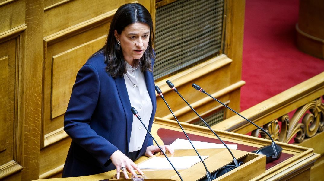 Η υπουργός Εργασίας Νίκη Κεραμέως επιβεβαίωσε τον στόχο για κατώτατο μισθό 950 ευρώ το 2027 - Τι είπε για συντάξεις, ανεργία, προγράμματα επιχειρηματικότητας