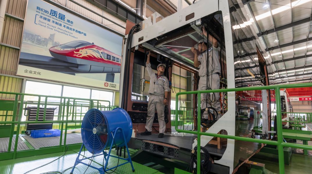 Ο κινέζικος οδοστρωτήρας που ισοπεδώνει την ευρωπαϊκή βιομηχανία