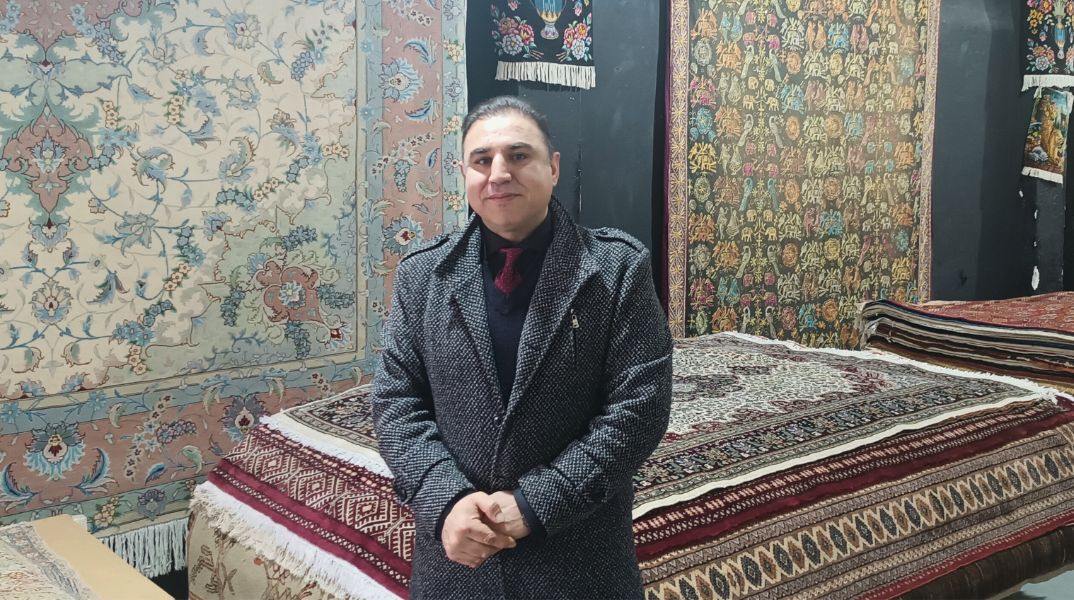 Ο Χαμίντ φέρνει την ιρανική παράδοση του χαλιού στη Νέα Ιωνία