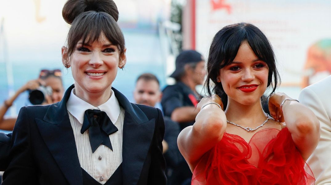 Η Γουινόνα Ράιντερ στην 3η σεζόν του Wednesday - Ενώνει ξανά δυνάμεις με τον Τιμ Μπάρτον και ενισχύει το καστ της πιο επιτυχημένης σειράς του Netflix