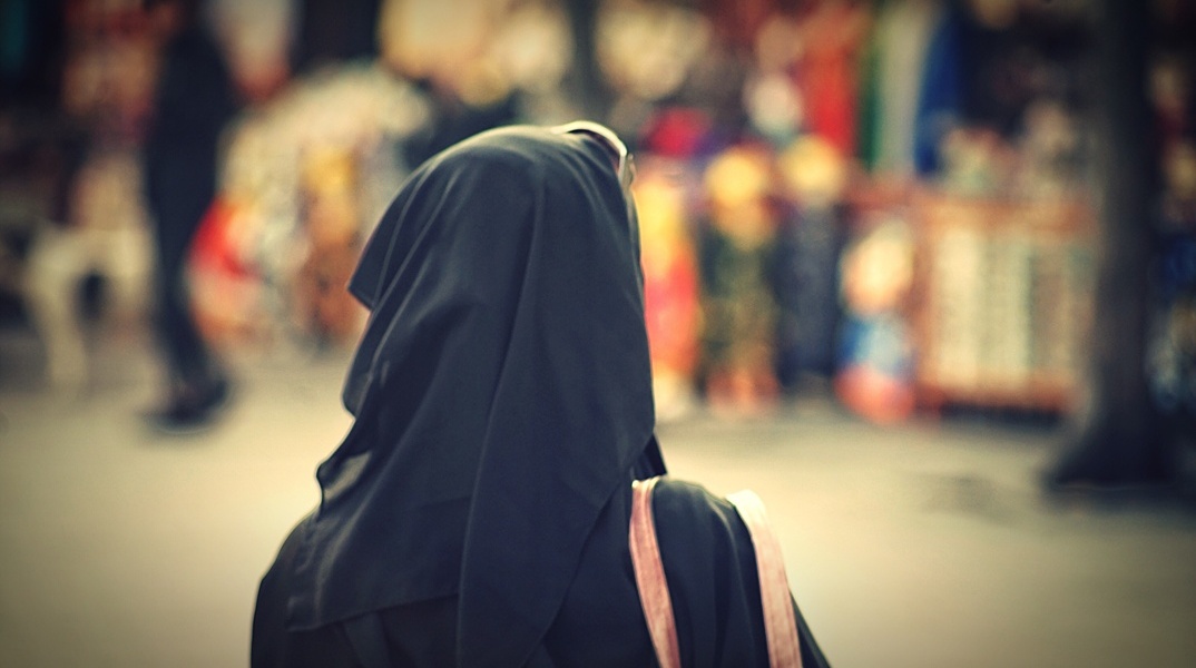 Γυναίκα με μπούρκα