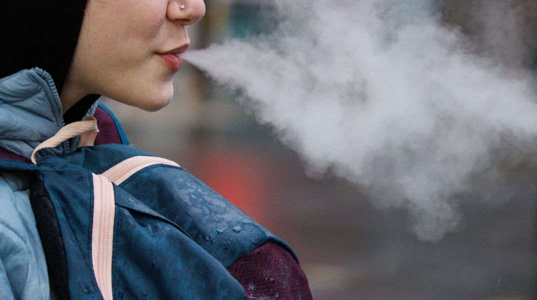 ΠΟΥ: Η Ευρώπη παραμένει παγκοσμίως πρώτη στην κατανάλωση καπνού, με τα κορίτσια 13-15 ετών να καταγράφουν τα υψηλότερα ποσοστά χρήσης στον πλανήτη.