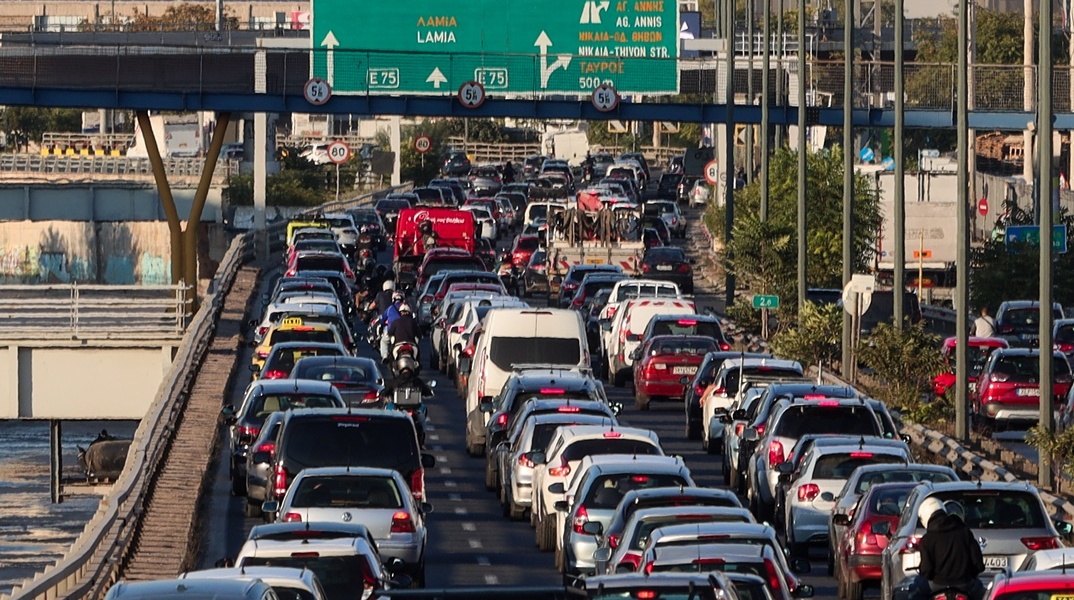 Αυτοκίνητα κολλημένα στην κίνηση στον Κηφισό