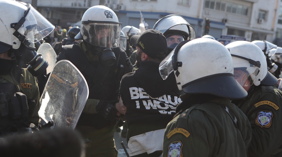 Επεισόδια στο Σύνταγμα μετά το συλλαλητήριο για τα Τέμπη