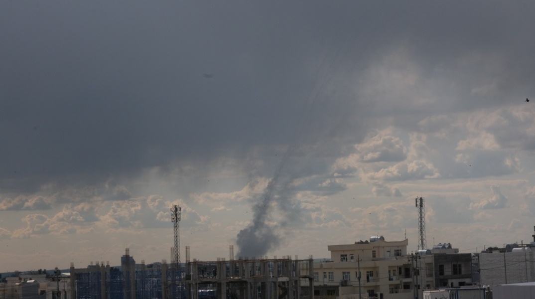 Καπνοί πάνω από την Τεχεράνη μετά τα πλήγματα από ΗΠΑ και Ισραήλ