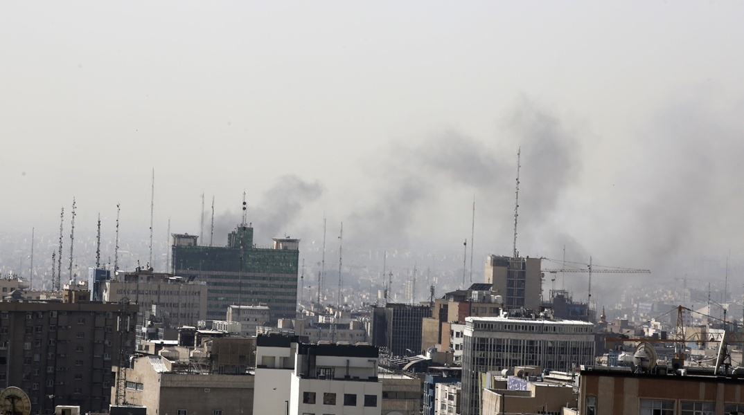 Καπνοί στο Ιράν μετά την επίθεση ΗΠΑ - Ισραήλ