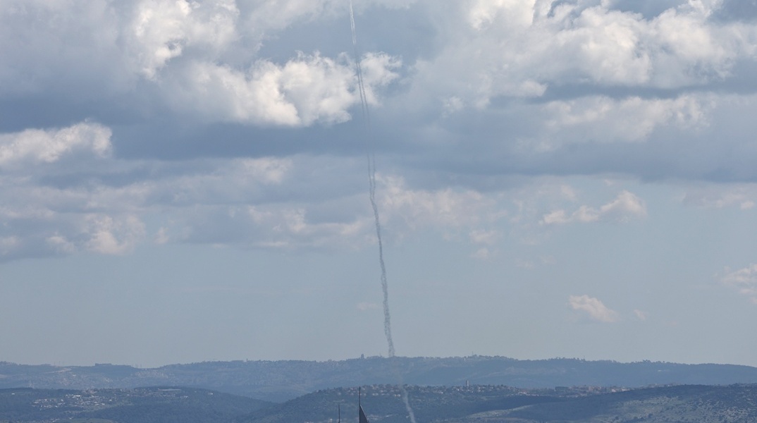 Ίχνος αναχαίτισης πυραύλου από το Iron Dome στον ουρανό πάνω από την πόλη Χάιφα, στο Ισραήλ