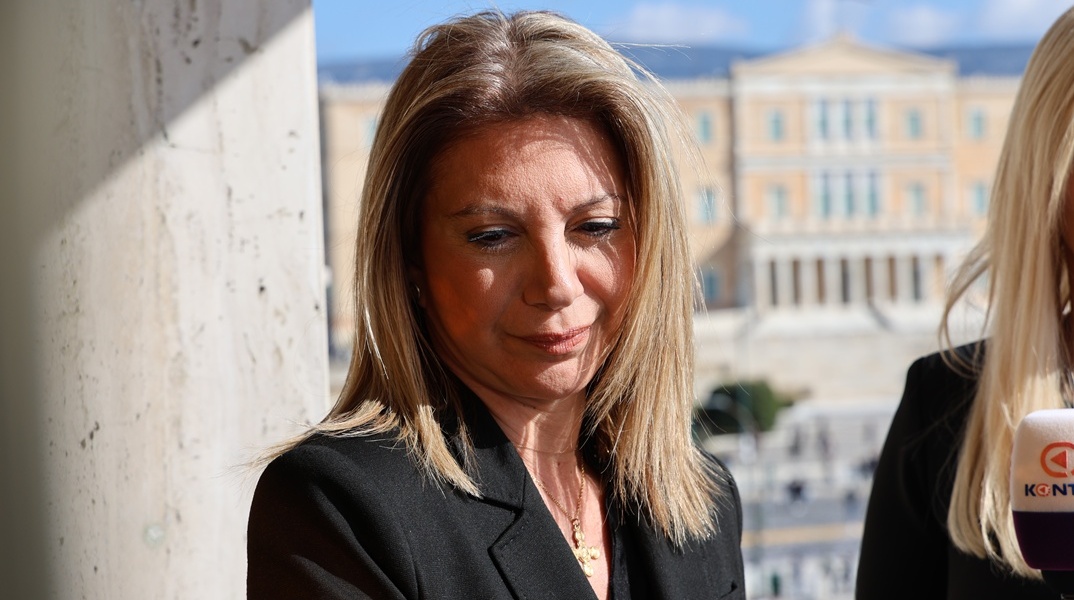 Μαρία Καρυστιανού: Κατέφθασε στο Σύνταγμα, δεν πήρε τον λόγο, αποχώρησε μετά από λίγο