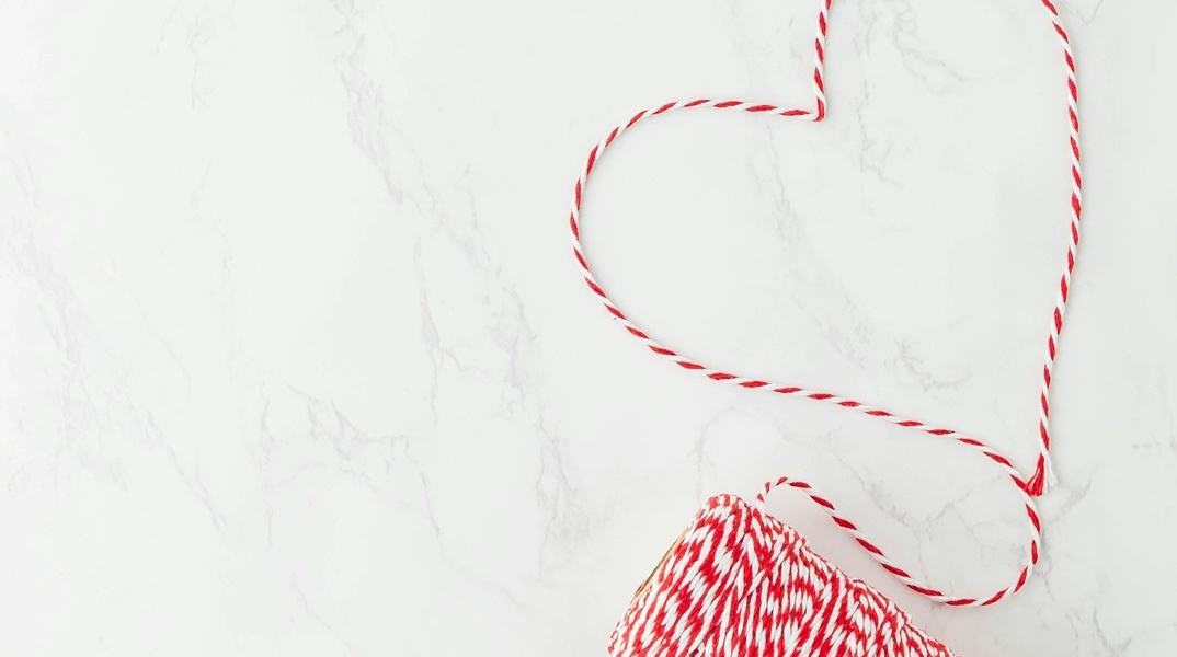 Κόκκινη και άσπρη κλωστή όπως αυτή που φτιάχνουμε τον Μάρτη ή το μαρτάκι