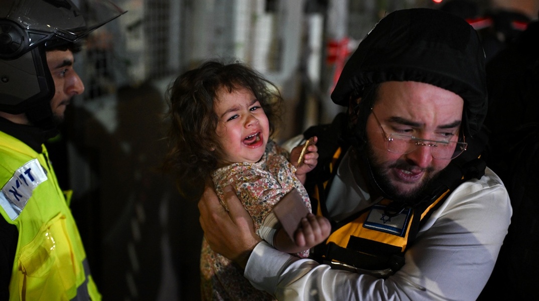 Παιδί που κλαίει στην αγκαλιά διασώστη