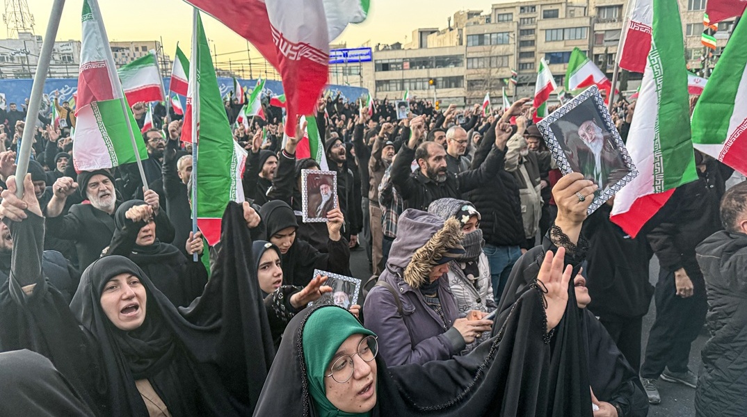 Πολίτες διαμαρτύρονται στο Ιράν για τον θάνατο του Χαμενεΐ