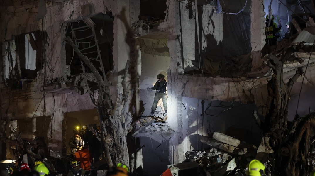 Διασώστες σε κατεστραμμένο κτίριο στην Τεχεράνη μετά τα χτυπήματα ΗΠΑ και Ισραήλ