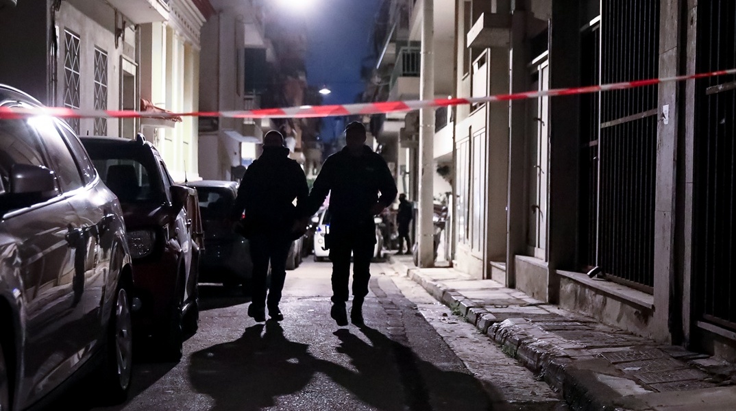 Αστυνομικοί έξω από το σπίτι όπου διέμενε η 31χρονη έγκυος με τον 38χρονο σύντροφό της στον Κολωνό