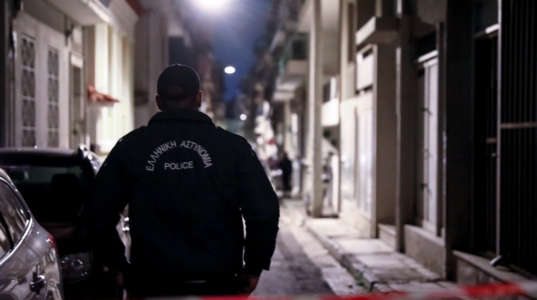 Αστυνομικές αρχές έξω από το σπίτι όπου εντοπίστηκε νεκρή η 31χρονη έγκυος