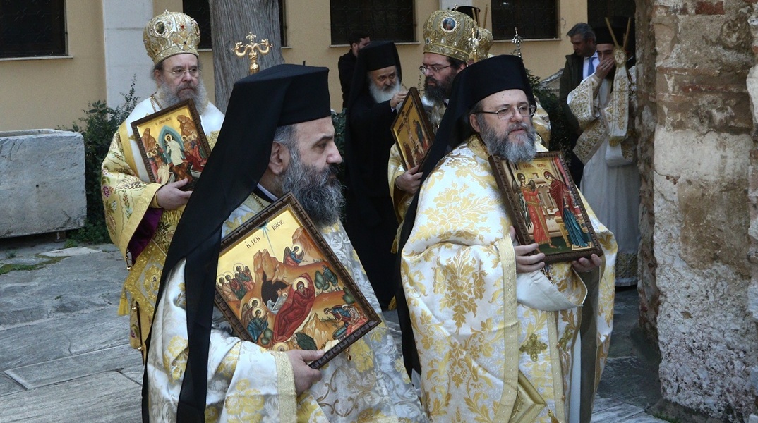 Ιερείς με εικόνες ανά χείρας στον περίβολο εκκλησίας