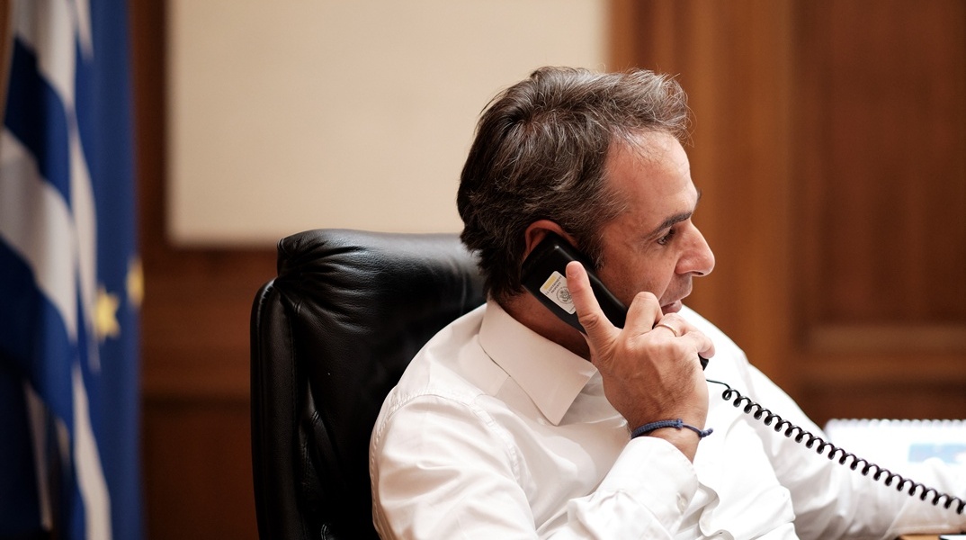 Ο Κυριάκος Μητσοτάκης κρατά το ακουστικό του τηλεφώνου