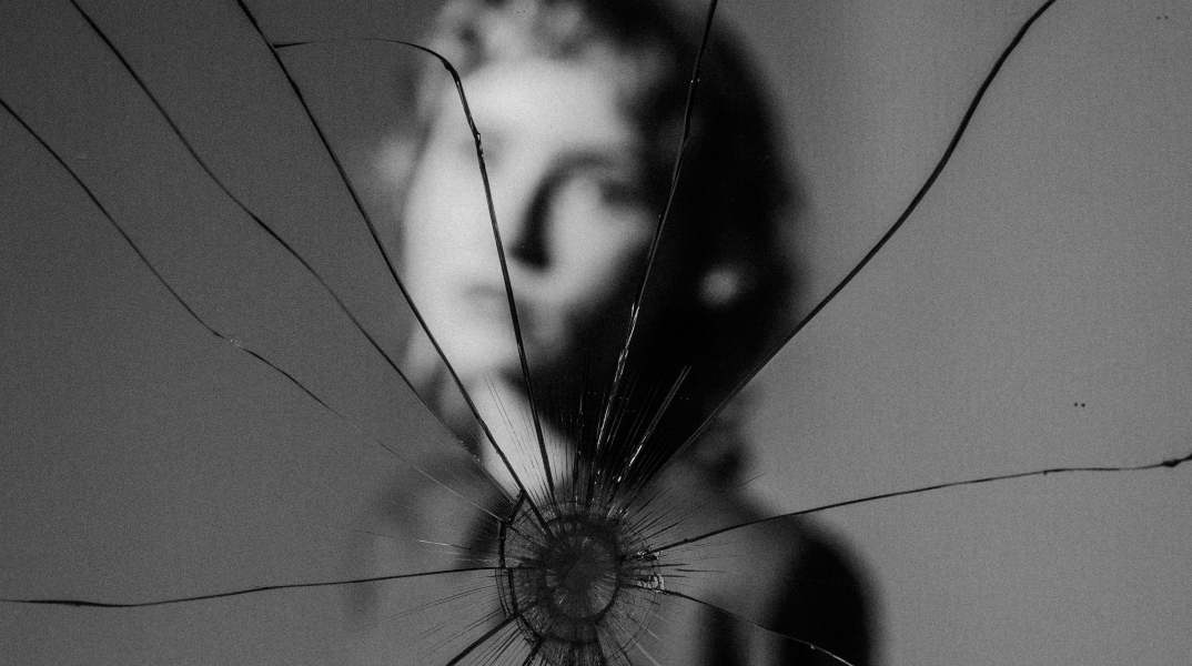 Ρωγμές, ψευδείς εαυτοί και η αναζήτηση της ψυχικής συνοχής