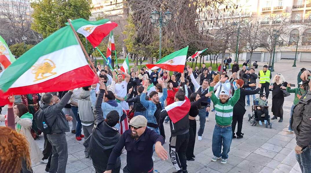 Ιρανοί πανηγυρίζουν στην πλατεία Συντάγματος για τον θάνατο του Αγιατολάχ Χαμενεΐ